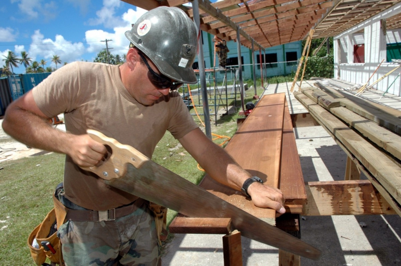 menuisier-COARAZE-min_worker_construction_building_carpenter_male_job_build_helmet-893290